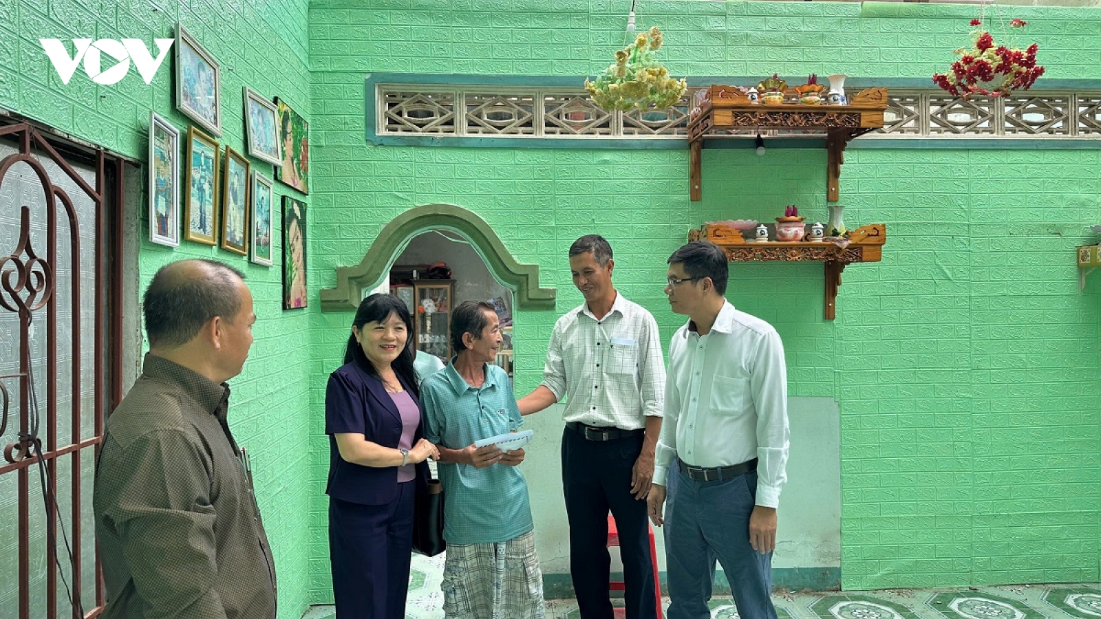 Một người ở Lâm Đồng bị nhánh cây xà cừ đè gãy cột sống